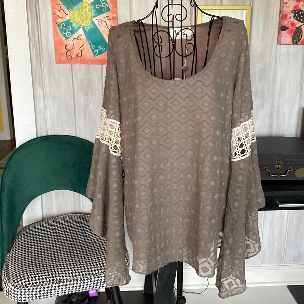 Va Va by Joy Han taupe bell sleeve flowy textured sheer top lined Sz Large NWT